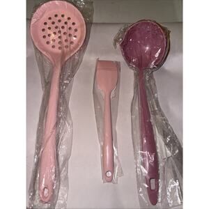 NWT Set Of Two Silicone Spatula & Strainer W/ Free Bonus Plastic Ladle/Colander